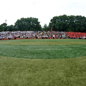 华中师范大学4500名毕业生围操场拍环景毕业照