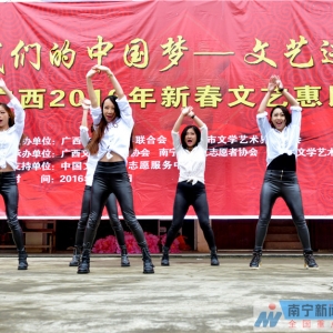 文艺界送欢乐下基层 摄影家免费为村民拍"全家福"