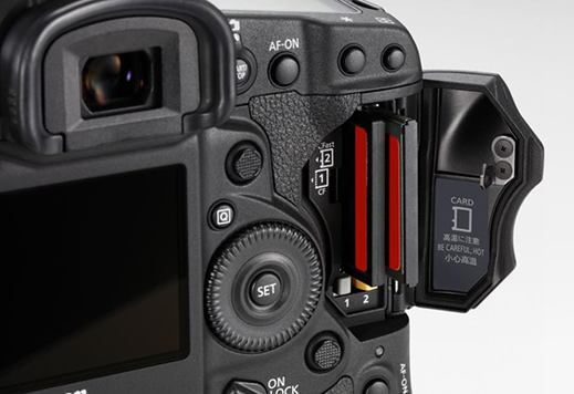EOS-1D X Mark II采用双卡槽设计，卡槽1支持CF卡，卡槽2则为CFast<sup>TM</sup>卡槽