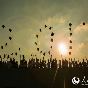 广西高校学生摄影师拍唯美毕业照 两月收入近两万