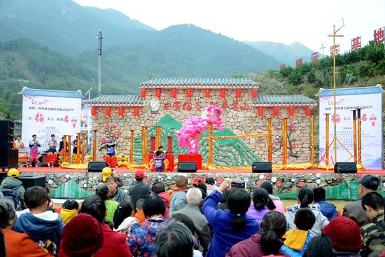 宾阳县陈平镇第五届旅游登山梅花节隆重开幕 陈梓予/摄
